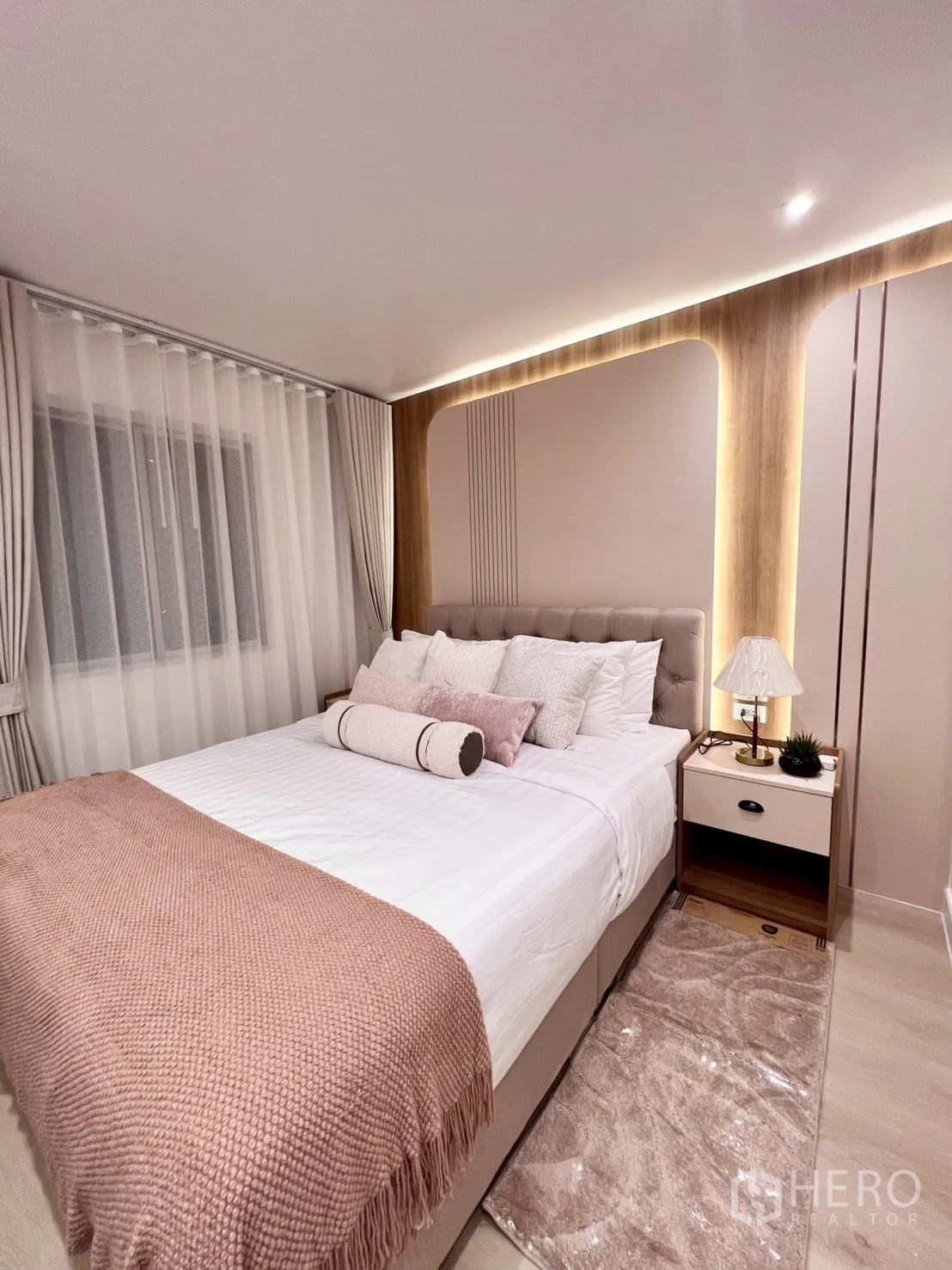 公寓 for sale in Yan Nawa, Bangkok - 第三卧室采用暖木饰面与床头灯软装。