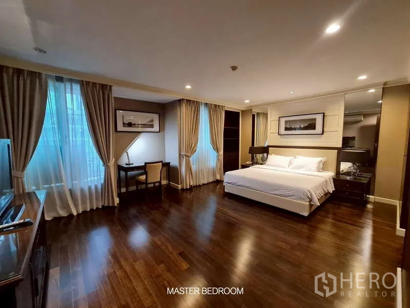 พื้นที่ขายปลีก ให้เช่าในWatthana, Bangkok - ห้องนอนมาสเตอร์กว้าง มีมุมนั่งเล่นและโต๊ะทำงาน