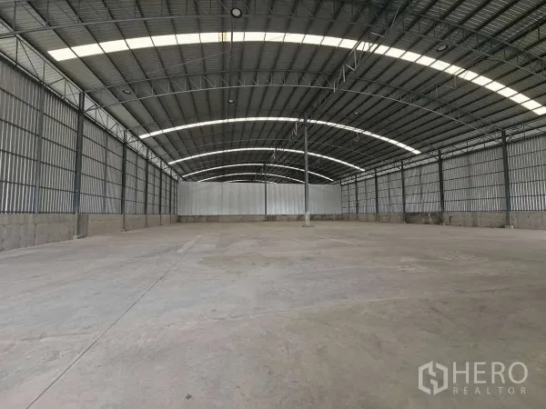 คลังสินค้า ให้เช่าในLam Luk Ka, Pathum Thani - พื้นที่ภายในโกดังโปร่งสูงประมาณ 8 ม. พื้นคอนกรีตขัดมัน