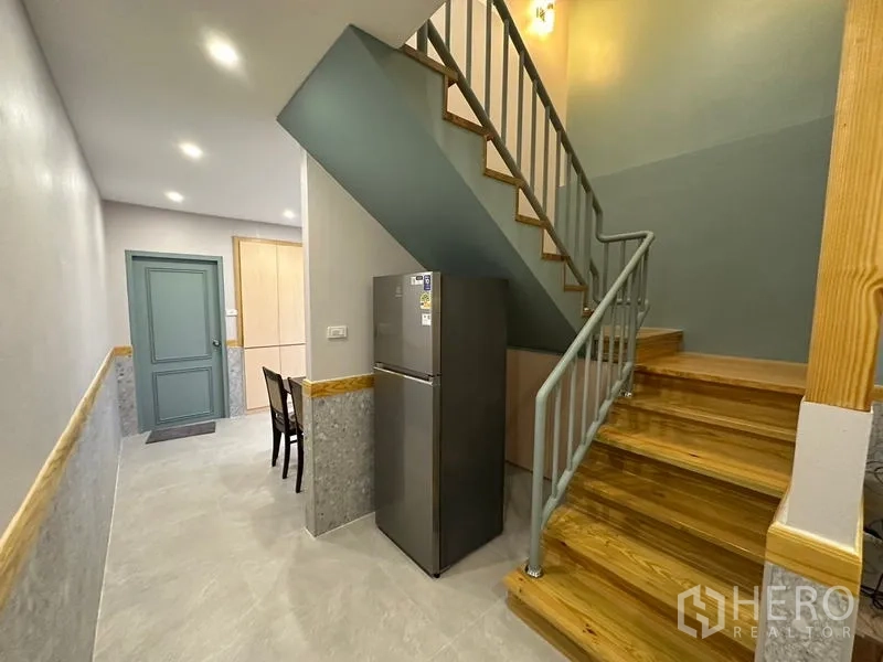 ทาวน์เฮาส์ ให้เช่าในPhra Khanong, Bangkok - บันไดไม้ราวเหล็ก ข้างตู้เย็นและโถงทางเดิน