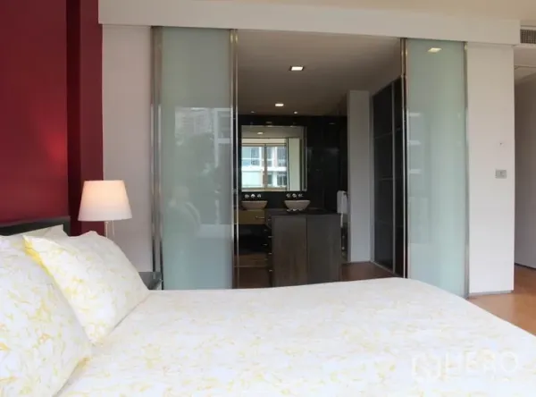 คอนโด ให้เช่าในKhlong Toei, Bangkok - มุมมองจากห้องนอนใหญ่สู่ห้องน้ำในตัว ผ่านประตูกระจกฝ้าเลื่อน.