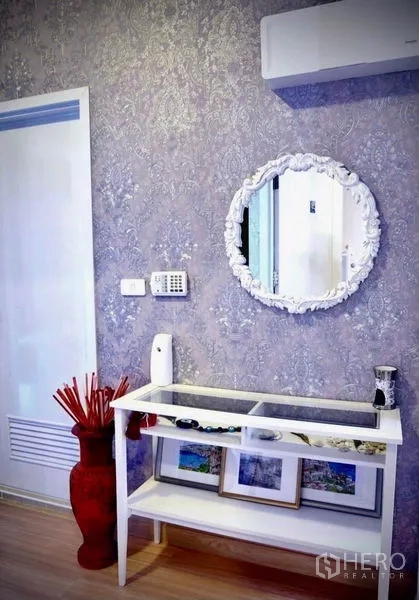 Detached House for rent or sale in Bang Phli, Samut Prakan - Side garden with narrow lawn along the fence and house exterior