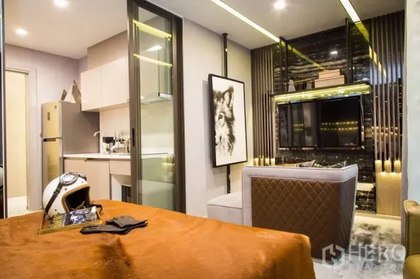 คอนโด ขายในRatchathewi, Bangkok - ห้องสตูดิโอตกแต่งสไตล์โมเดิร์น มีครัวบิลต์อิน ผนังกระจก โซฟา และผนังทีวีหินอ่อนพร้อมไฟสวยงาม