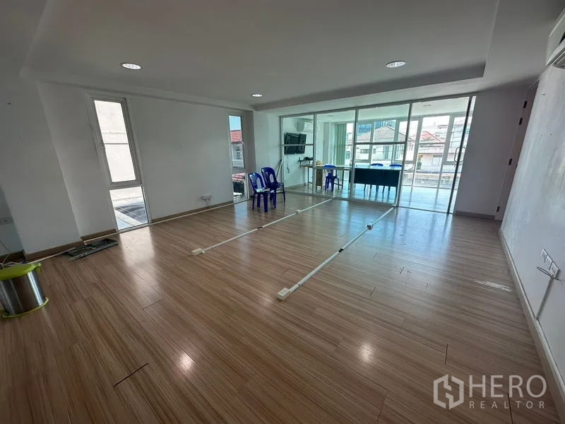 สำนักงานที่บ้าน ให้เช่าในPhra Khanong, Bangkok - ห้องโล่งพื้นลามิเนตพร้อมผนังบานเลื่อนกระจก