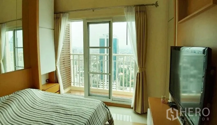 คอนโด ให้เช่าหรือขายในWatthana, Bangkok - ห้องนอนหลักติดระเบียง ประตูบานเลื่อนกระจก มองเห็นวิวเมืองกว้าง