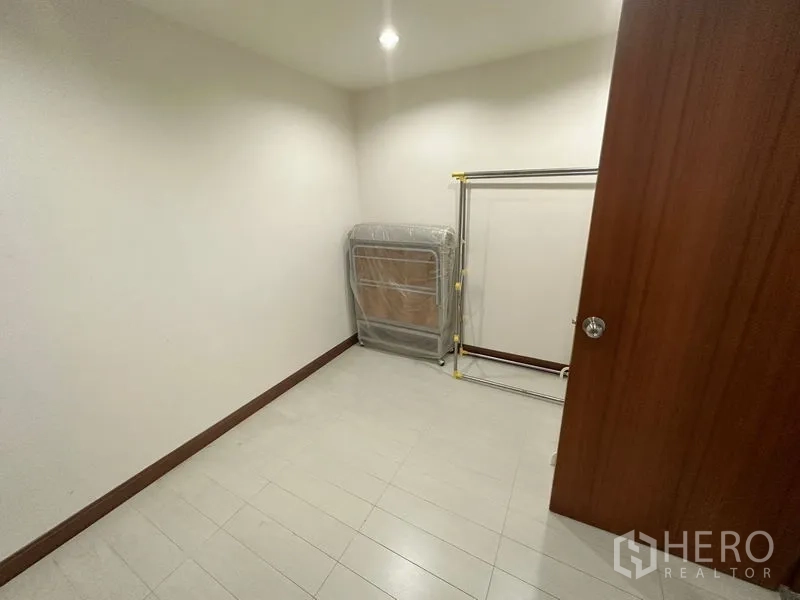 คอนโด ให้เช่าในWatthana, Bangkok - ห้องเก็บของหรือห้องแม่บ้านขนาดกะทัดรัด พื้นกระเบื้อง มีโครงตากผ้าและเตียงพับ