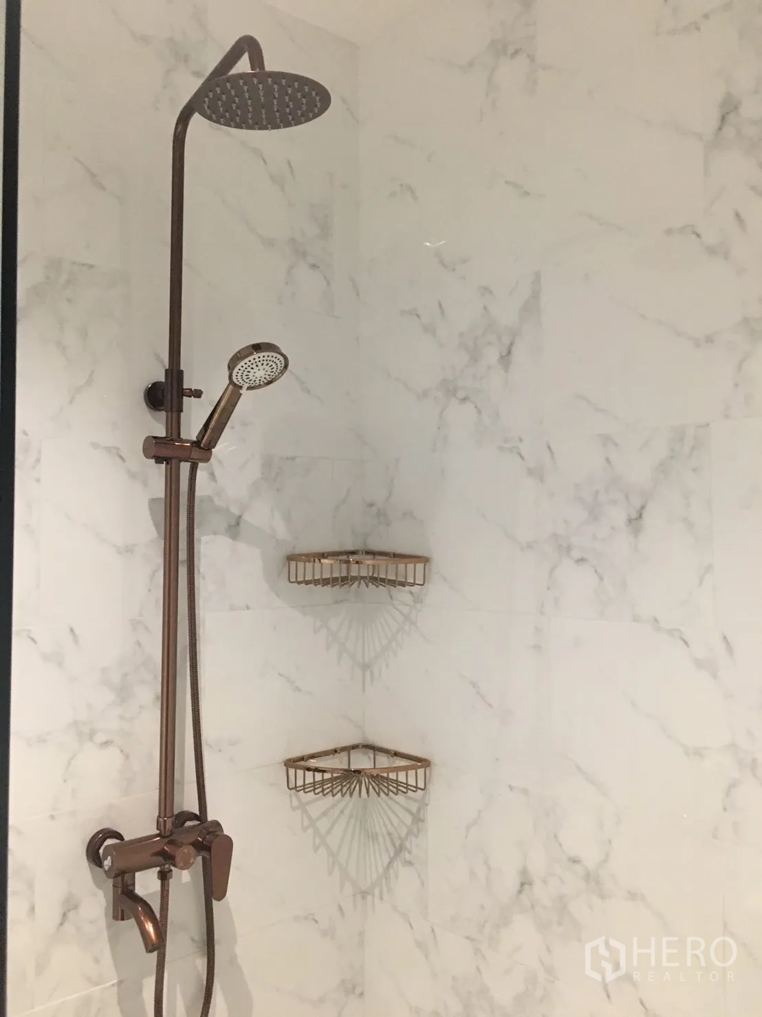 คอนโด ให้เช่าในKhlong Toei, Bangkok - มุมอาบน้ำกรุกระเบื้องลายหินอ่อน เรนชาวเวอร์และชุดก๊อกสีบรอนซ์