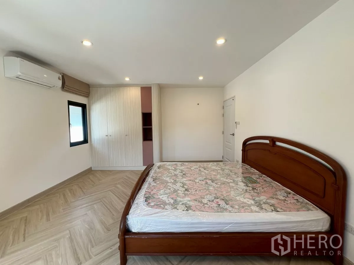 บ้าน ให้เช่าในSuan Luang, Bangkok - ห้องนอนที่สองอีกมุมหนึ่ง พร้อมตู้เสื้อผ้าบิวท์อินและแสงนุ่มสบายตา.