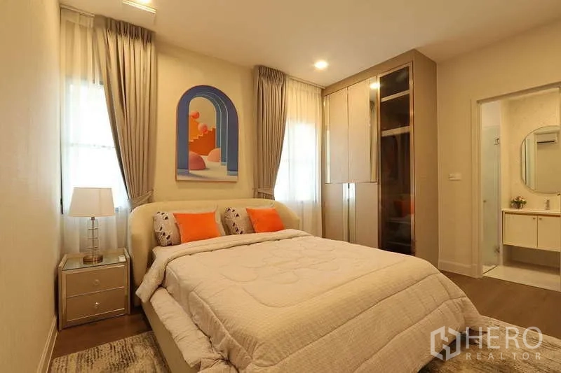 บ้าน ให้เช่าในSaphan Sung, Bangkok - ห้องนอนรองพร้อมตู้เสื้อผ้าบิวท์อิน แสงไฟอบอุ่น และประตูเข้าสู่ห้องน้ำในตัว