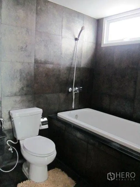 คอนโด ให้เช่าในKhlong Toei, Bangkok - ห้องน้ำมีอ่างอาบน้ำพร้อมฝักบัวมือถือและหน้าต่างระบายอากาศ