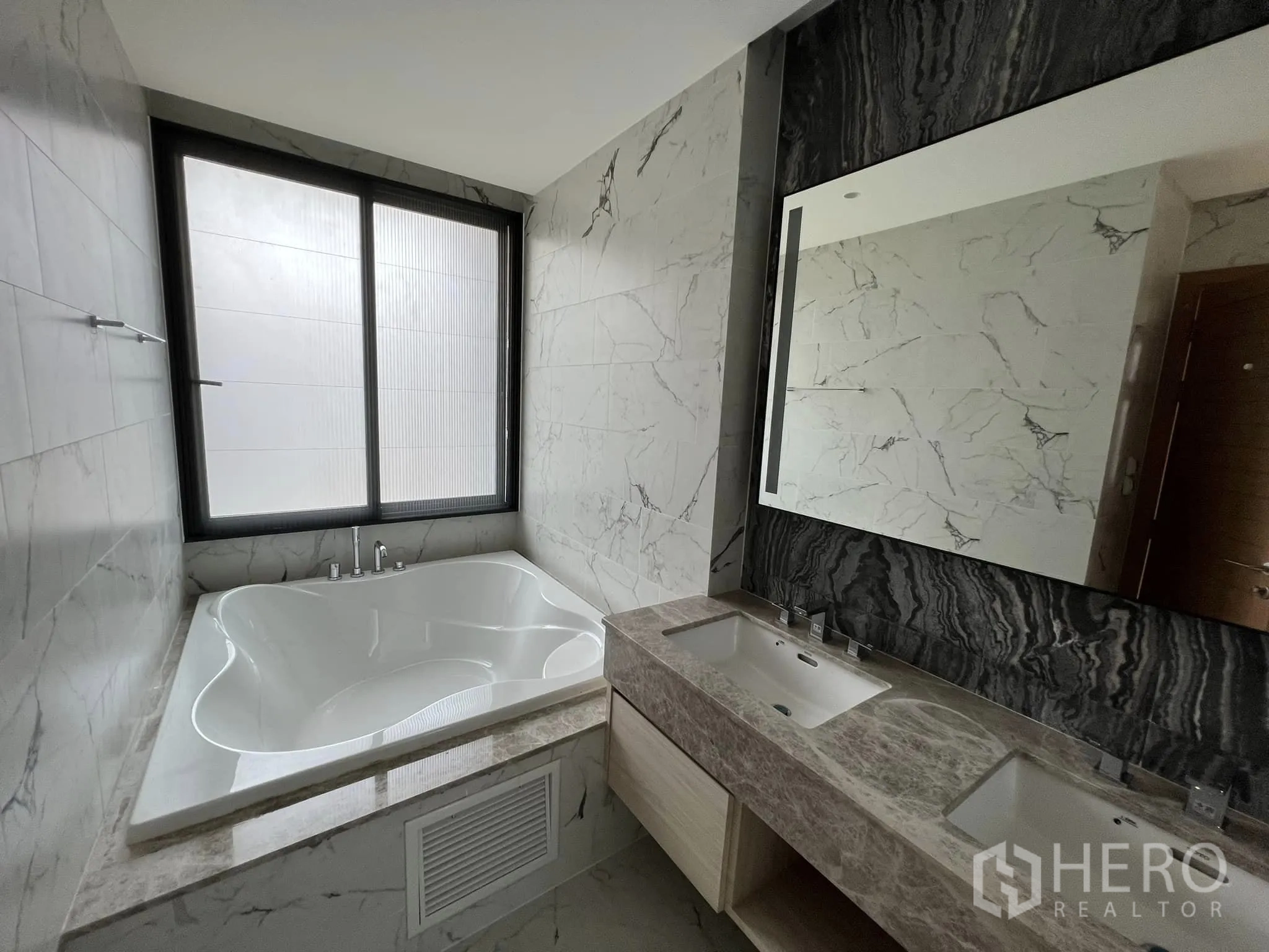 บ้าน ให้เช่าหรือขายในYan Nawa, Bangkok - ห้องน้ำหรู อ่างล้างหน้าคู่และอ่างแช่ใกล้หน้าต่าง