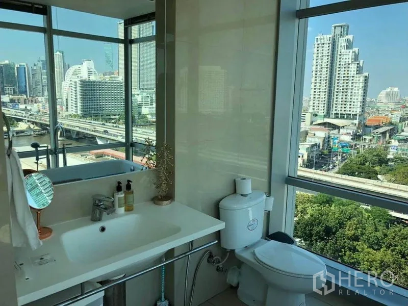 คอนโด ให้เช่าในKhlong San, Bangkok - ห้องน้ำสว่าง มุมมองเมืองและแม่น้ำผ่านกระจกบานใหญ่