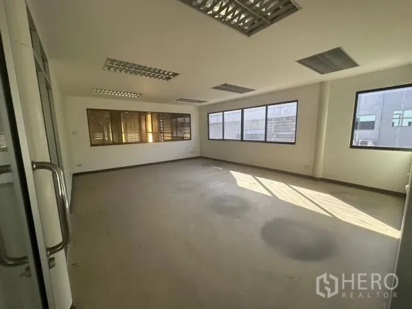 คลังสินค้า ให้เช่าในSaphan Sung, Bangkok - ห้องทำงานสว่างด้วยหน้าต่างหลายด้านและไฟฟลูออเรสเซนต์
