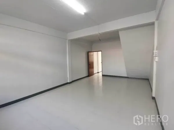 店屋 出租在Wang Thonglang, Bangkok - 白墙空房，荧光灯和木门，适合办公室。