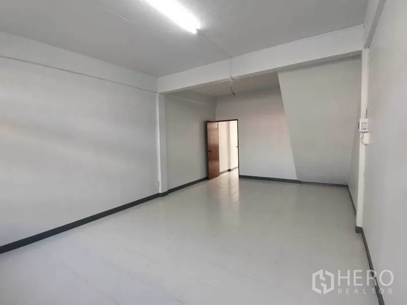 店屋 出租在Wang Thonglang, Bangkok - 白墙空房，荧光灯和木门，适合办公室。