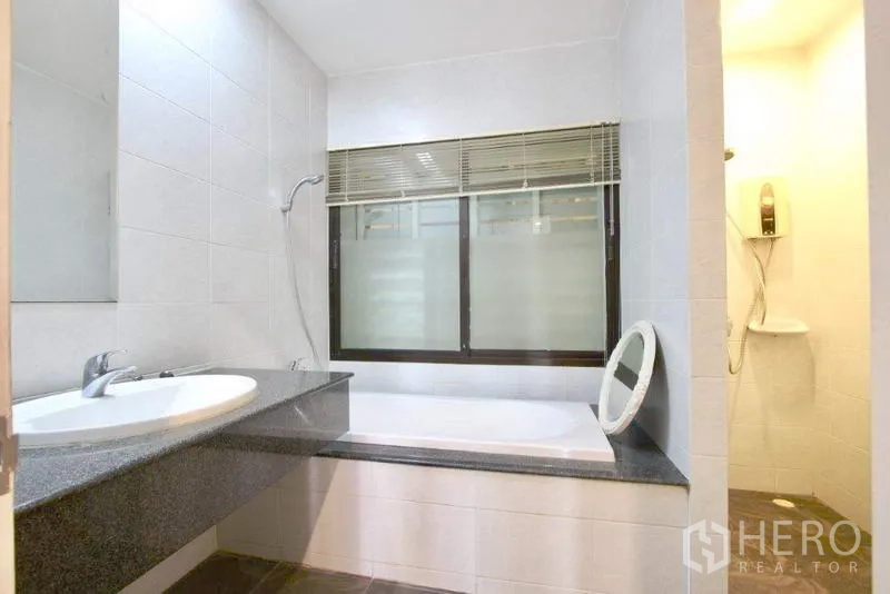 ทาวน์เฮาส์ ขายในSuan Luang, Bangkok - ห้องน้ำพร้อมอ่างอาบน้ำ ฝักบัวแยกส่วน และเคาน์เตอร์หินแกรนิต