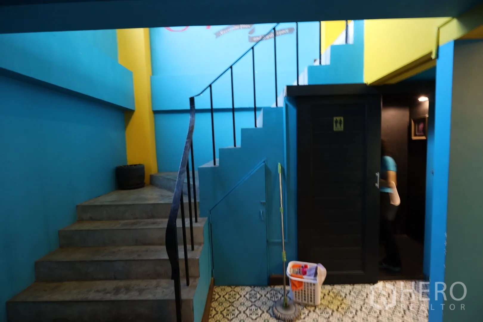 店屋 出租或出售在Khlong Toei, Bangkok - 楼梯间与花纹地砖，并有洗手间入口