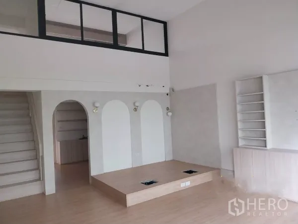 พื้นที่ขายปลีก ให้เช่า - พื้นที่เปิดโล่ง มีเวทียกพื้น ซุ้มโค้ง บันได และชั้นลอยกั้นกระจก