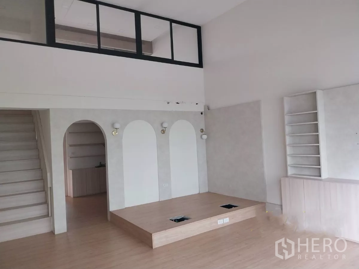 พื้นที่ขายปลีก ให้เช่า - พื้นที่เปิดโล่ง มีเวทียกพื้น ซุ้มโค้ง บันได และชั้นลอยกั้นกระจก