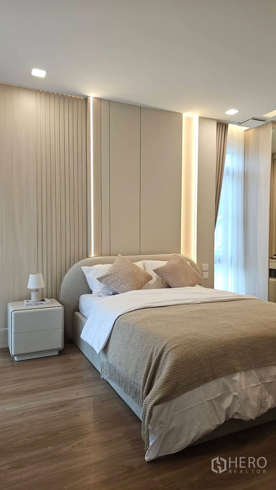 บ้านเดี่ยว for rent in Bang Phli, Samut Prakan - ห้องนอนสว่างด้วยผนังตกแต่ง ไฟนุ่มนวล และผ้าม่าน.