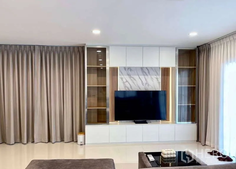Detached House for rent in Bang Phli, Samut Prakan - TV feature wall with built-in cabinets and marble-style paneling