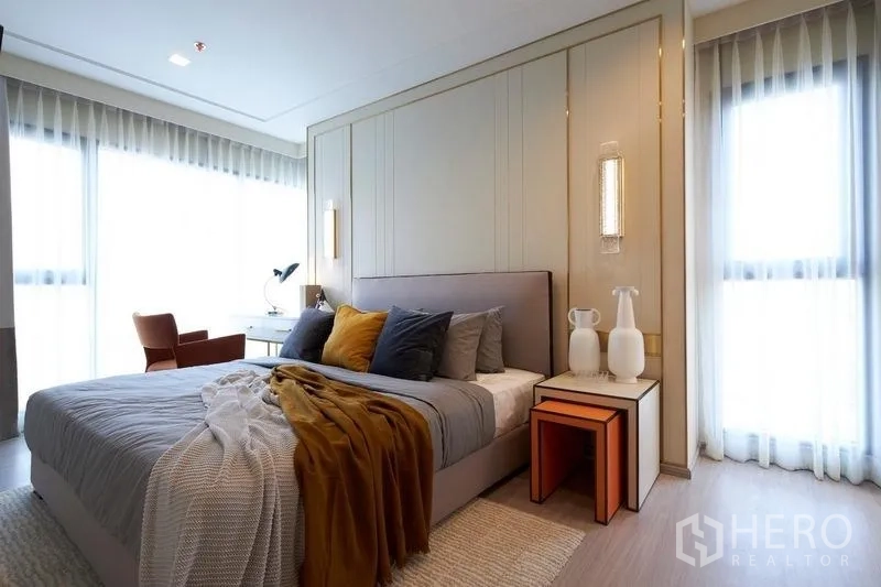 คอนโด ขายในRatchathewi, Bangkok - ห้องนอนหลักกว้าง มีโต๊ะทำงานริมหน้าต่างและโต๊ะข้างเตียง