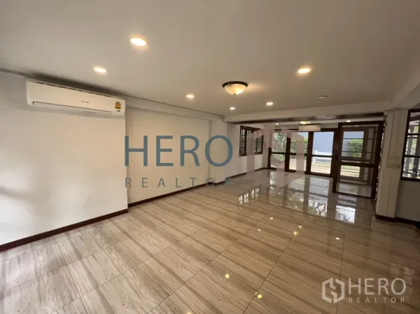 独立式住宅 出租在Watthana, Bangkok - 采光充足的客厅，亮面地砖、筒灯与大窗