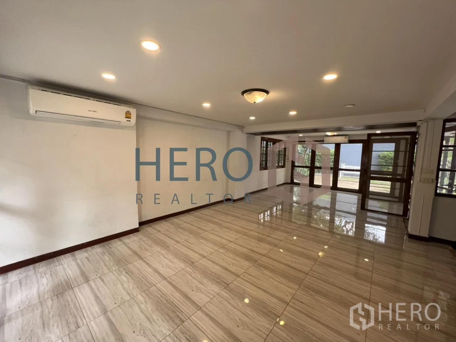 独立式住宅 出租在Watthana, Bangkok - 采光充足的客厅，亮面地砖、筒灯与大窗