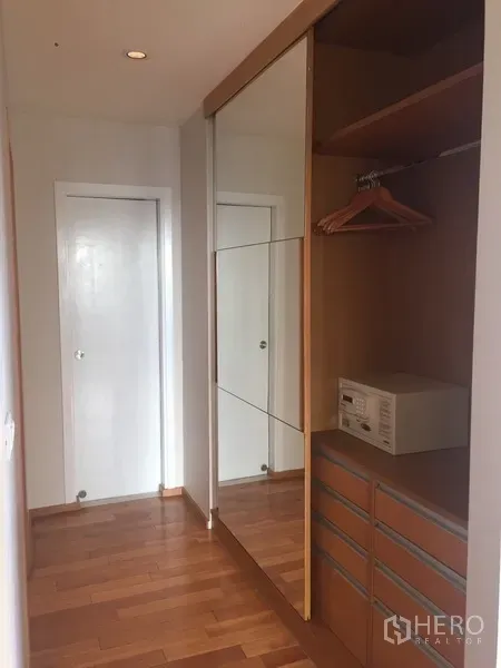 คอนโด ให้เช่าในKhlong Toei, Bangkok - โถงตู้เสื้อผ้าแบบวอล์กอิน บานเลื่อนกระจกเงา พร้อมลิ้นชักและตู้นิรภัย พื้นไม้