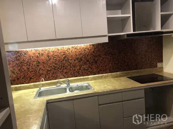 公寓 出租在Sathon, Bangkok - 现代厨房，电磁炉、吊柜与橱下照明。