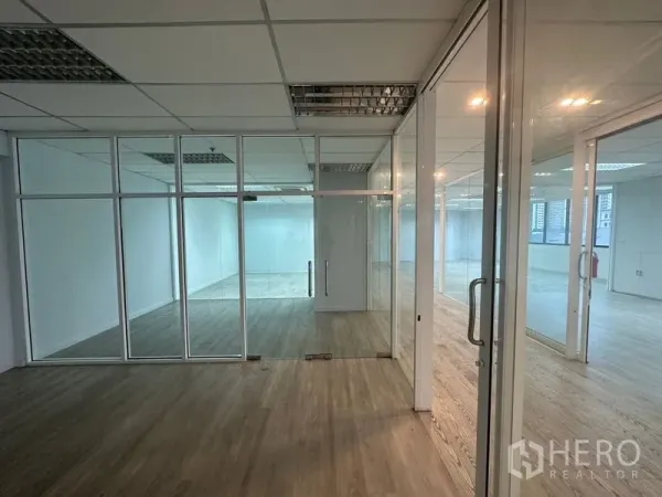 办公空间 出租在Din Daeng, Bangkok - 多间玻璃隔间办公室，双扇门与木地板。
