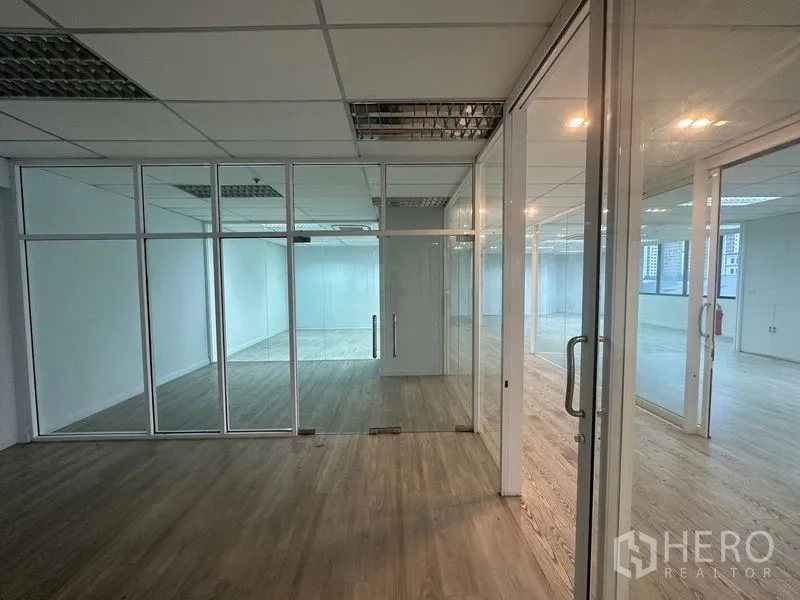 办公空间 出租在Din Daeng, Bangkok - 多间玻璃隔间办公室，双扇门与木地板。