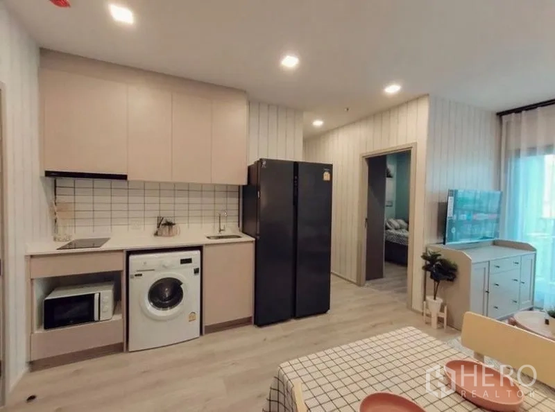 公寓 出租或出售 - 紧凑厨房，橱柜、方砖墙、洗衣机、微波炉与对开门冰箱齐全。