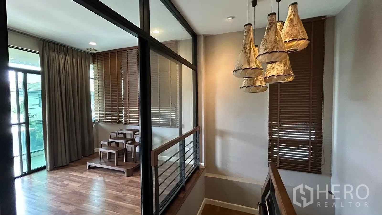 บ้านเดี่ยว for rent in Prawet, Bangkok - โถงชั้นบนกั้นกระจก พื้นไม้ และโคมไฟแขวนดีไซน์สวย