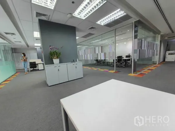 สำนักงาน ให้เช่าในRatchathewi, Bangkok - พื้นที่ทำงานแบบโอเพนสเปซ พรมสีเทา ตู้เก็บของ และห้องประชุมกั้นกระจก