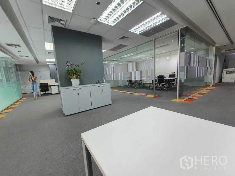 สำนักงาน ให้เช่าในRatchathewi, Bangkok - พื้นที่ทำงานแบบโอเพนสเปซ พรมสีเทา ตู้เก็บของ และห้องประชุมกั้นกระจก