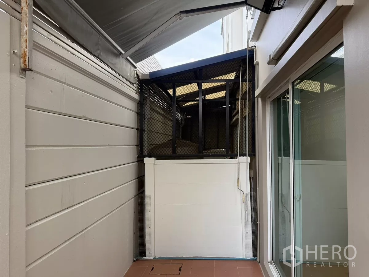 ทาวน์เฮาส์ ให้เช่าในSuan Luang, Bangkok - เฉลียงหลังบ้านแบบมีหลังคา ผ้าใบกันสาด และฉากกั้น