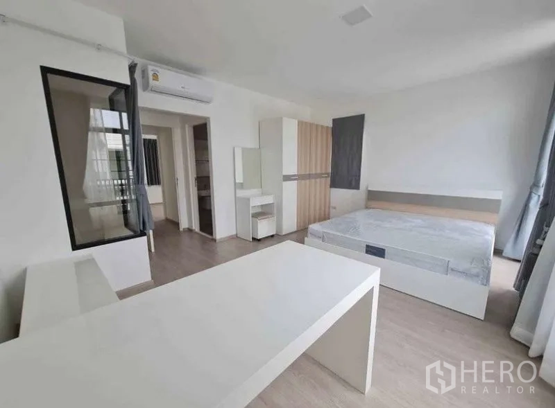 ทาวน์เฮาส์ ให้เช่าในBang Phli, Samut Prakan - มุมห้องนอนเห็นแอร์ ตู้เสื้อผ้า โต๊ะเครื่องแป้ง และประตูเข้าห้องน้ำ