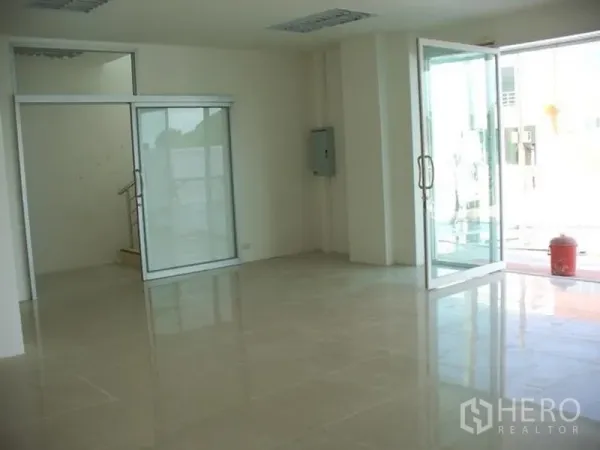 โรงงาน ให้เช่าหรือขายในSamut Prakan - โถงสำนักงานชั้นล่าง กั้นกระจก ประตูบานเลื่อน และพื้นกระเบื้องมันทองใกล้ทางเข้าโรงงาน.