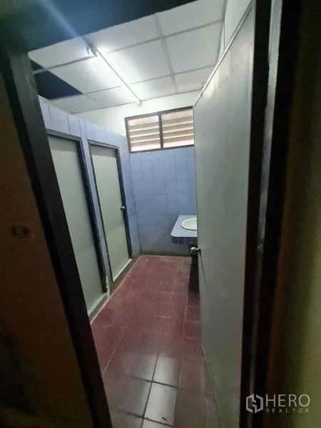คลังสินค้า ให้เช่าในBang Yai, Nonthaburi - ห้องน้ำมีห้องแยกสองห้อง ผนังกระเบื้องสีน้ำเงิน และอ่างล้างหน้า