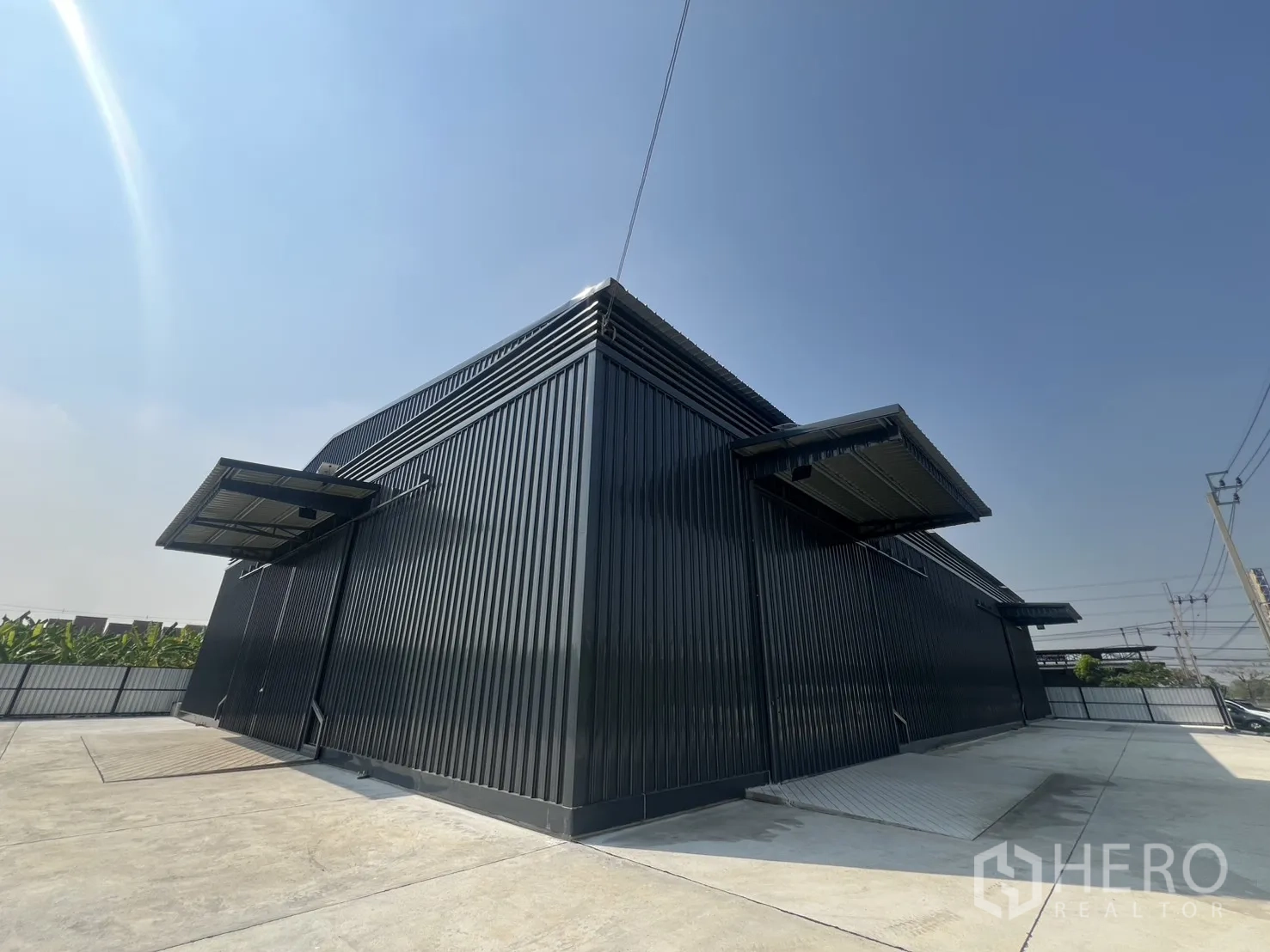 货栈 出租在Lat Krabang, Bangkok - 新建仓库广角图，设多处带顶装卸区与宽敞前场。