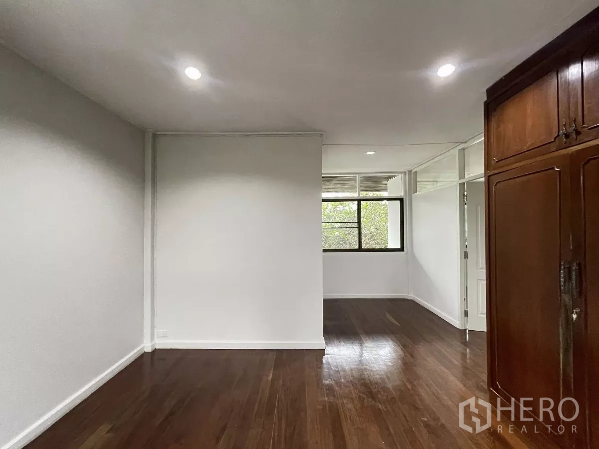 带办公室的家 出租在Din Daeng, Bangkok - 互通房间，木地板光洁，并带额外收纳柜。