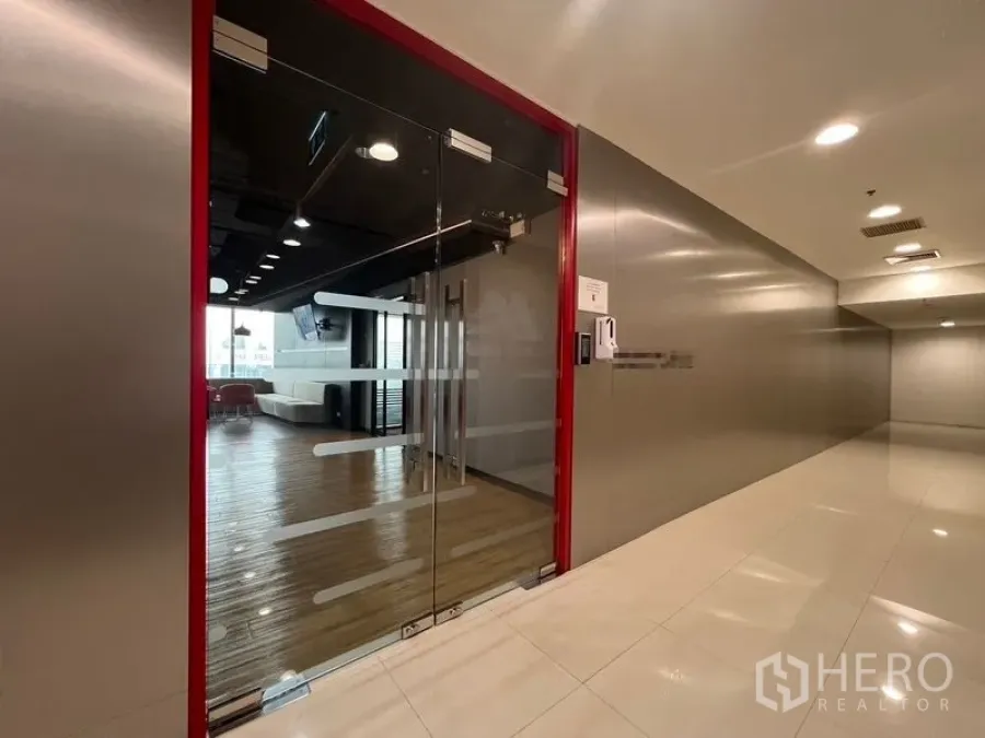 办公空间 出租在Huai Khwang, Bangkok - 带门禁的玻璃出入口，连接带座位的大厅。