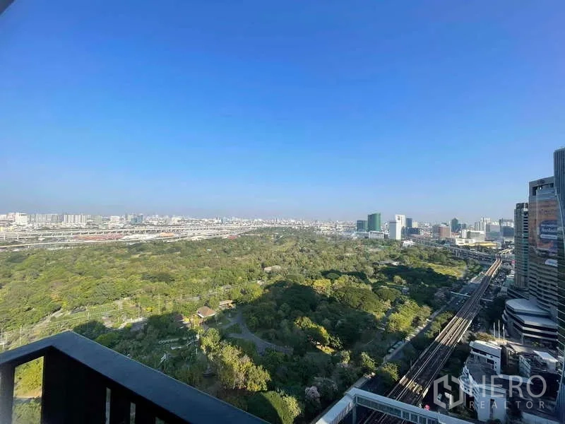 公寓 出租 - 高楼阳台视角，俯瞰札都甲公园与BTS轨道。