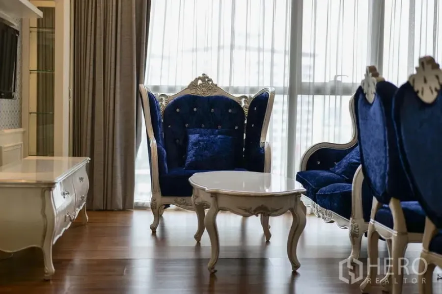 คอนโด ให้เช่าในKhlong Toei, Bangkok - มุมนั่งเล่นหรู เก้าอี้และโซฟากำมะหยี่สีน้ำเงิน โต๊ะกาแฟสีขาว ข้างหน้าต่างสูงจรดเพดาน