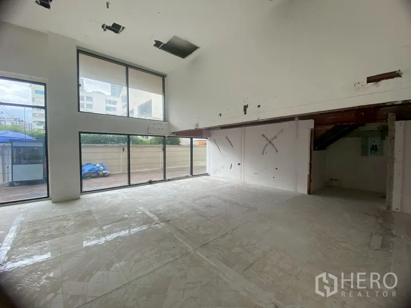 พื้นที่ขายปลีก ให้เช่าในWatthana, Bangkok - พื้นที่ภายในเพดานสูงสองชั้น ผนังกระจกเต็มบาน พร้อมชั้นลอย