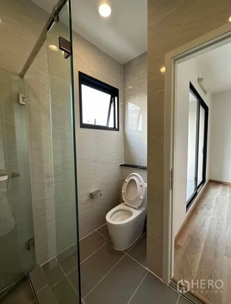 联排别墅 出租在Yan Nawa, Bangkok - 紧凑浴室，玻璃淋浴间、窗户和马桶