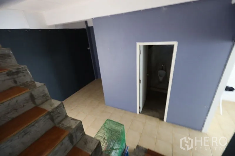 店屋 出租或出售在Watthana, Bangkok - 楼梯平台俯视瓷砖区与卫生间入口