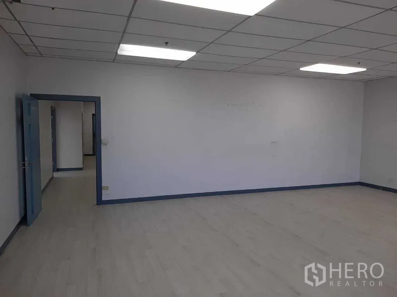 สำนักงาน ให้เช่าในKhlong Toei, Bangkok - ห้องออฟฟิศโล่งกว้าง ประตูสีน้ำเงินและไฟเพดานแบบกริด