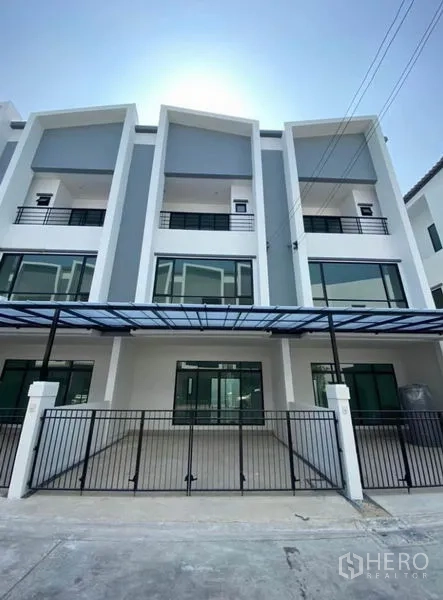 联排别墅 出租在Bang Na, Bangkok - 现代三层联排别墅外立面，带围栏与有顶车位